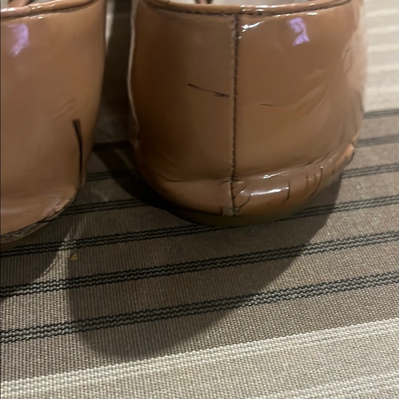 Very worn Tory Burch Women's Tan Flats - Picture 4 of 9